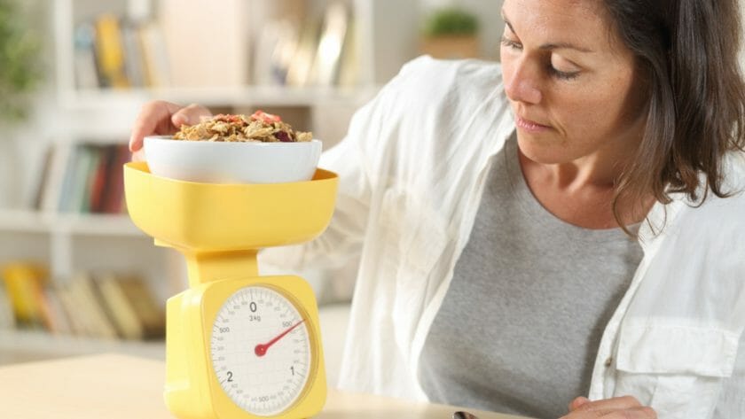 woman measuring food dp383319088